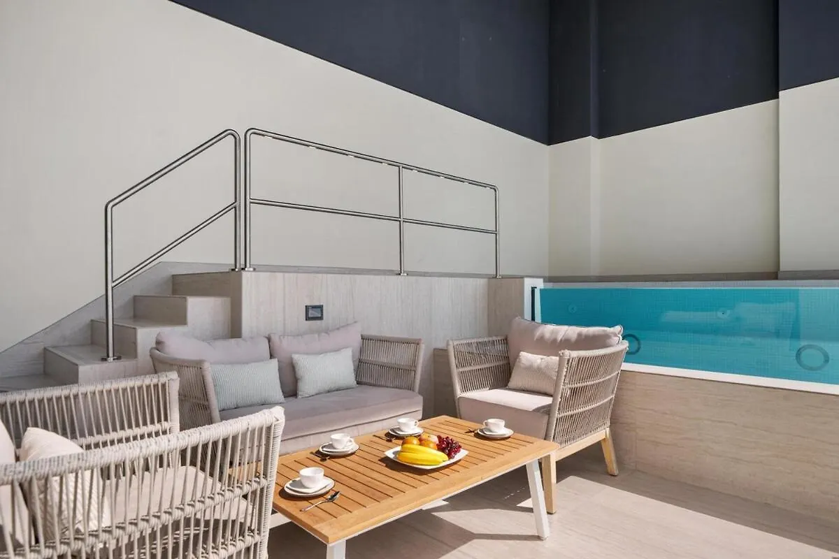Apartment 2 Bed With Private Pool On Balcony By Stay In Homes - Marina 14Min - Self Checkin - Gym - Parking Dubai